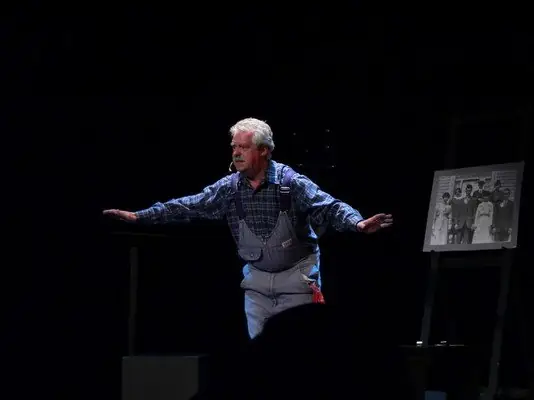 Fernand Alain sur scène dans le personnage d'Abel Maldemay, photo 2 de 18