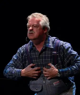 Fernand Alain sur scène dans le personnage d'Abel Maldemay, photo 3 de 18