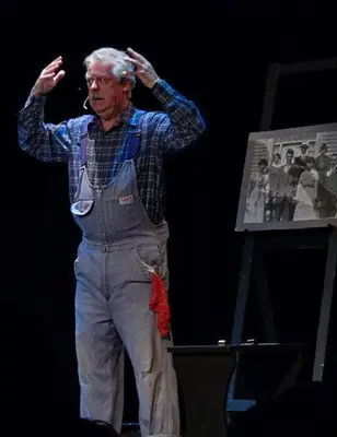 Fernand Alain sur scène dans le personnage d'Abel Maldemay, photo 6 de 18