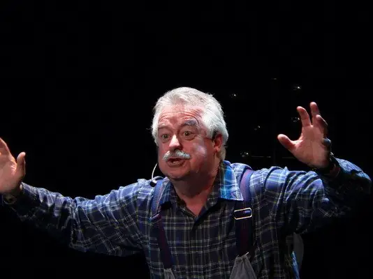 Fernand Alain sur scène dans le personnage d'Abel Maldemay, photo 8 de 18
