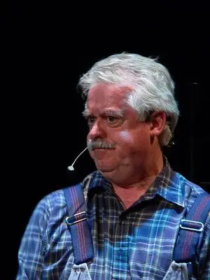 Fernand Alain sur scène dans le personnage d'Abel Maldemay, photo 9 de 18