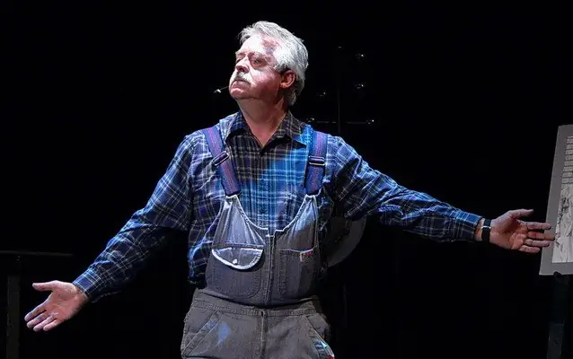 Fernand Alain sur scène dans le personnage d'Abel Maldemay, micro à la main