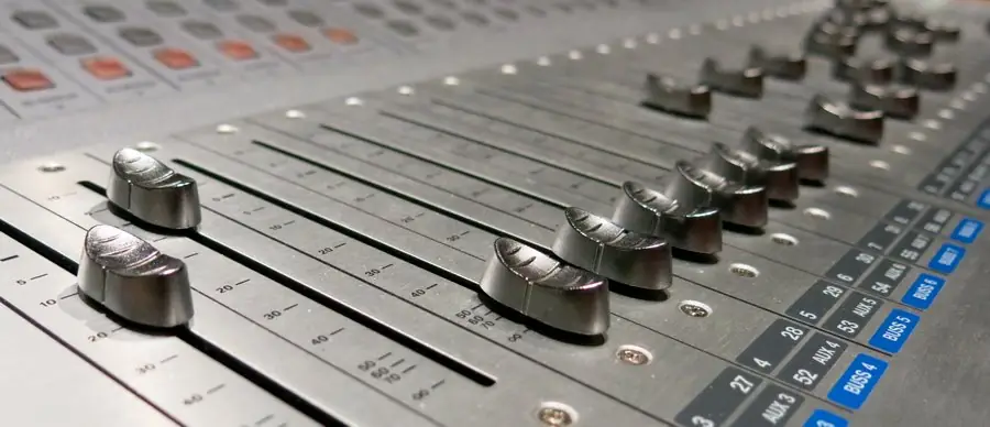 Faders de la console Tascam DM-4800 du Studio Héri-Son, en gros plan
